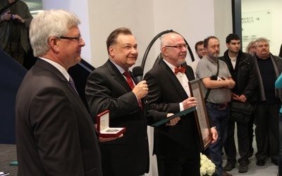 Adam Struzik (w środku) przekazał dyrekcji „Elektrowni” okolicznościowy medal „Pro Masovia” oraz dyplom