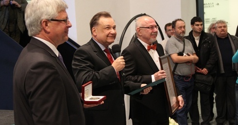 Adam Struzik (w środku) przekazał dyrekcji „Elektrowni” okolicznościowy medal „Pro Masovia” oraz dyplom
