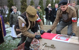 Złożenie trumny plutonowego Edwarda Biesoka do grobu w Mazańcowicach w grudniu 2013 r.