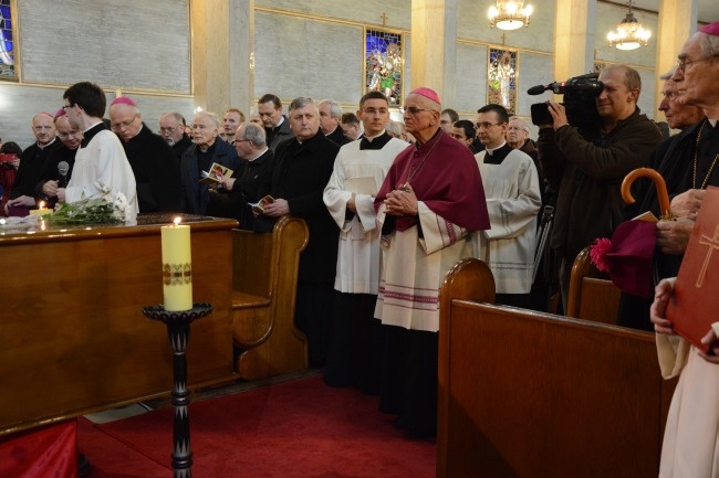 Procesyjne przeniesienie trumny bp. Nathana