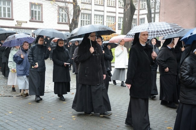 Procesyjne przeniesienie trumny bp. Nathana