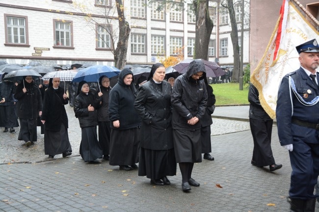 Procesyjne przeniesienie trumny bp. Nathana