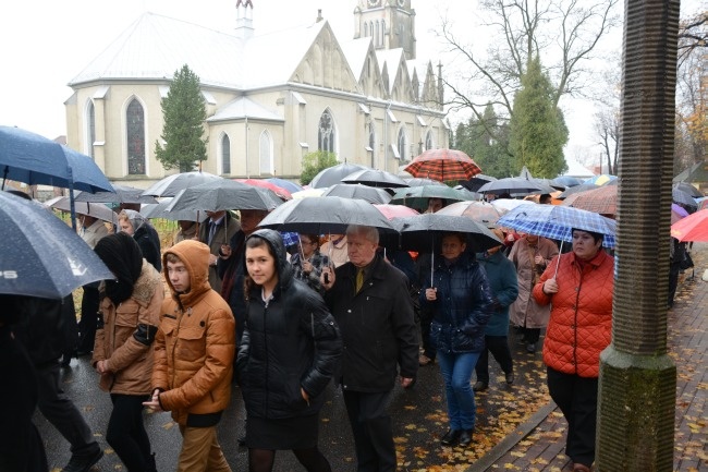 Procesyjne przeniesienie trumny bp. Nathana