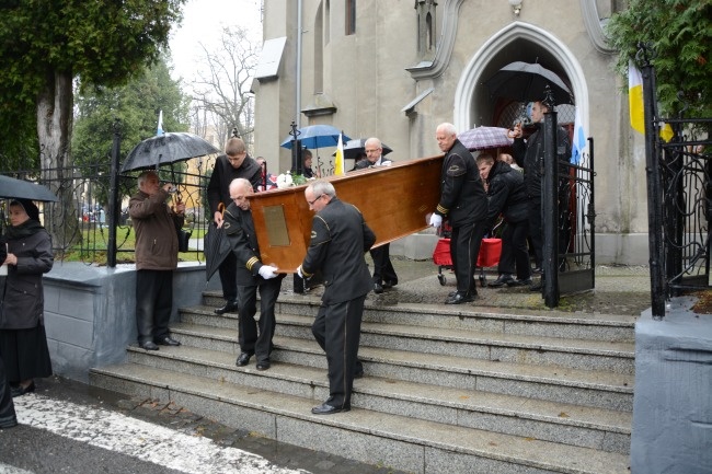 Procesyjne przeniesienie trumny bp. Nathana