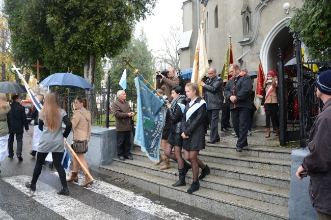 Procesyjne przeniesienie trumny bp. Nathana