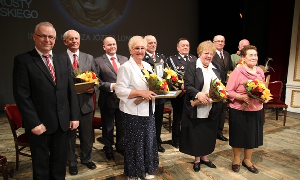 Starosta Andrzej Płonka (pierwszy z lewej) i nominowani do nagrody