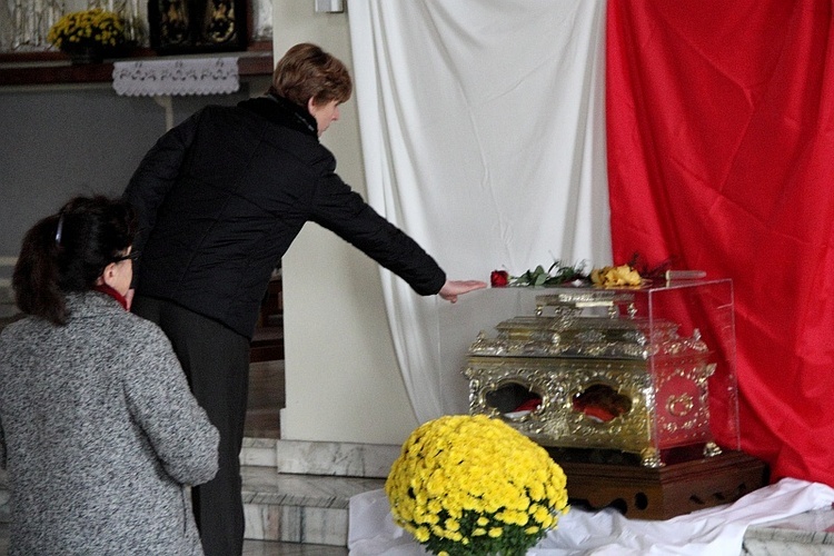 Wierni oddają cześć relikwiom św. Wiktorii w kościele Chrystusa Dobrego Pasterza w Łowiczu