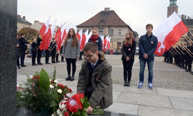 Po przedstawicielach władz swoją wiązankę przed Pomnikiem Czynu Legionów złożyła młodzież