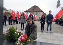 Po przedstawicielach władz swoją wiązankę przed Pomnikiem Czynu Legionów złożyła młodzież