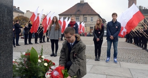 Po przedstawicielach władz swoją wiązankę przed Pomnikiem Czynu Legionów złożyła młodzież