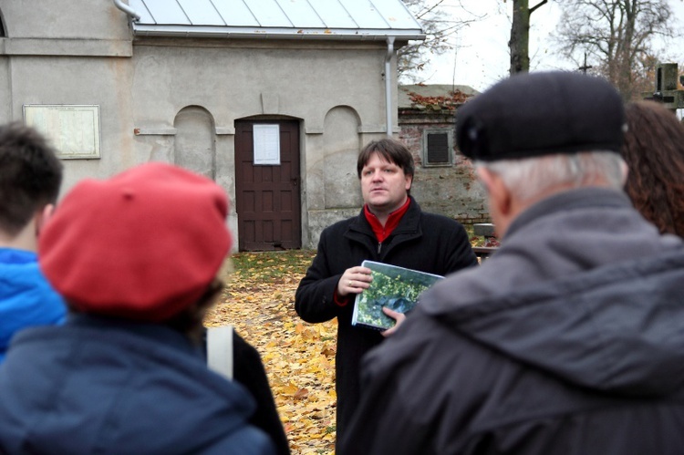 Spacery po łowickich cmentarzach