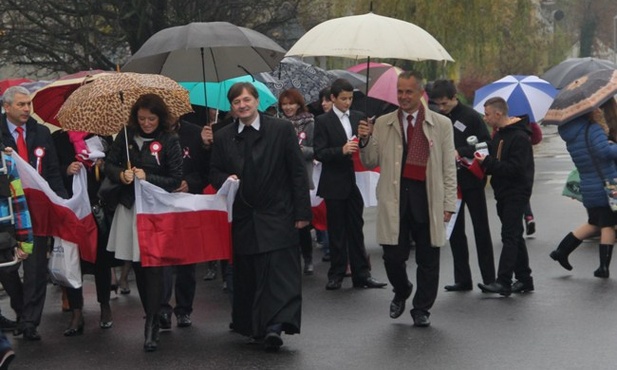 Uroczysty przemarsz z kościoła do budynku szkoły