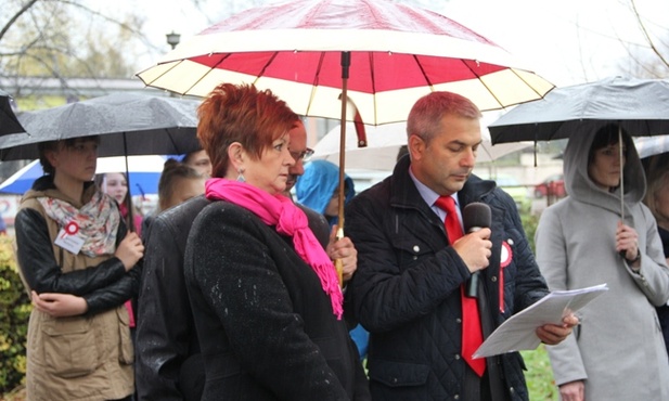 Apel poległych. Czyta Krzysztof Mergalski, dyrektor PG nr 6 