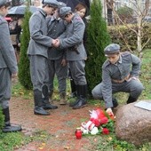 Kwiaty i znicze pod kamieniem obok Dębu Katyńskiego od młodzieży szkolnej
