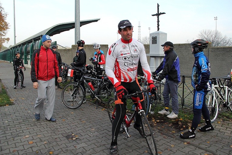 Rowerzysci wyruszyli sprzed pomnika powstańców styczniowych w Łowiczu