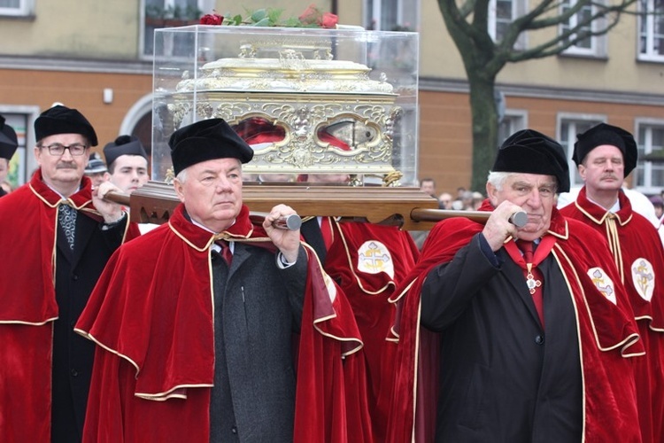 Tradycyjnie 11 listopada ulicami Łowicza niesiono relikwie świętej rzymianki