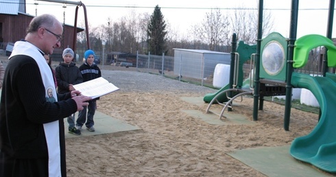 Proboszcz na zjeżdżalni