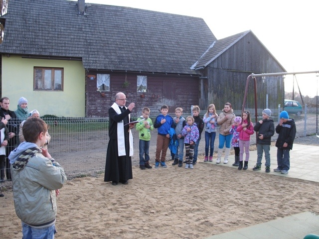 Proboszcz na zjeżdżalni