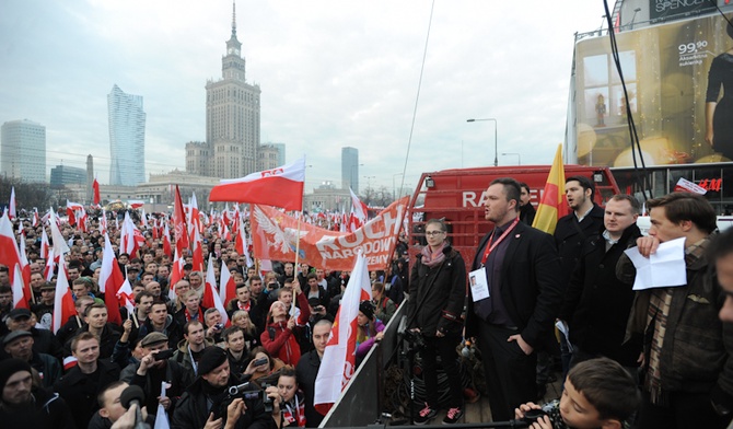 Patriotyczny marsz zakłócany przez chuliganów 