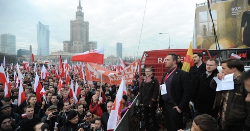 Patriotyczny marsz zakłócany przez chuliganów 