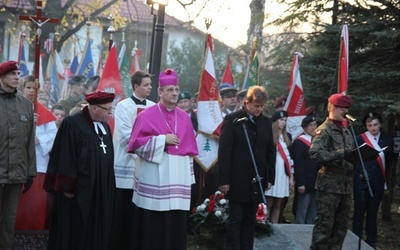 Bp Roman Pindel i bp Paweł Anweiler na cmentarzu wojskowym podczas Apelu Poległych 