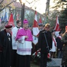 Bp Roman Pindel i bp Paweł Anweiler na cmentarzu wojskowym podczas Apelu Poległych 