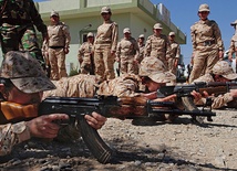 Kurdyjki z oddziału kobiecego walczącego przeciw Państwu Islamskiemu podczas ćwiczeń w irackiej miejscowości Sulejmanija 