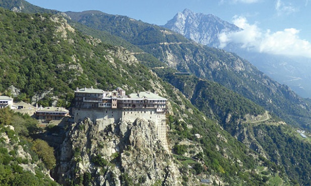 Nieziemski widok na klasztor Simonos Petras, w tle góra Athos 
