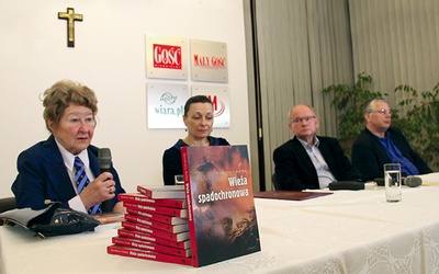  Dyskusja o nowym wydaniu „Wieży spadochronowej”.  Od lewej: prof. Krystyna Heska-Kwaśniewicz, prokurator Ewa Koj,  dr Andrzej Grajewski i prof. Ryszard Kaczmarek