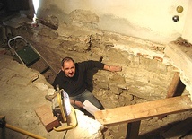  – Przedromański mur został wykonany z piaskowca, prawdopodobnie pochodzącego z okolic Myślenic – mówi archeolog Jacek Czuszkiewicz