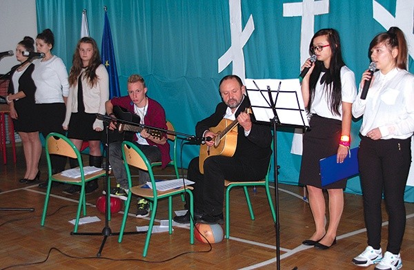  Młodzież z ZSP pod kierunkiem wicedyrektora Andrzeja Króla wystawiła montaż słowno-muzyczny