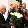Dr Bożena Kowalska otrzymała statuetkę „Za wiatr w żagle Elektrowni”. Z lewej Zbigniew Belowski