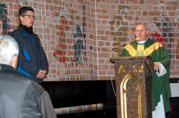 Październikowej Mszy św. przewodniczył ks. Marek Tatar, wykładowca UKSW w Warszawie