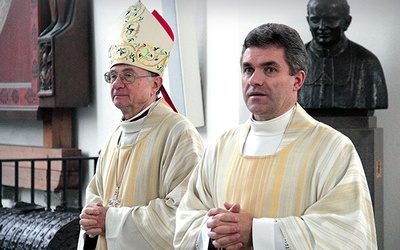  Ks. Zbigniew Zieliński (z prawej) zastąpił ks. Stanisława Bogdanowicza 