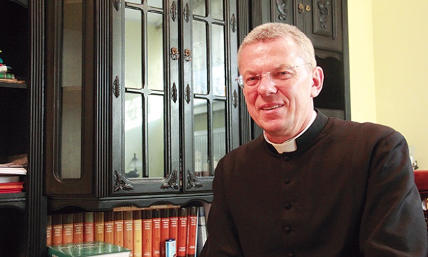  Przewodniczący Archidiecezjalnej Komisji Liturgicznej Archidiecezji Gdańskiej ks. prałat Edmund Skalski od 1995 r. organizuje kursy  dla fotografów i operatorów kamer