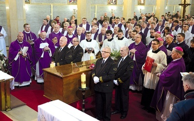 Uroczystą Mszę św. sprawowało ośmiu biskupów