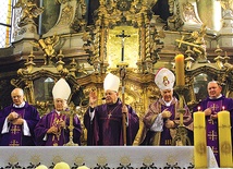 Przy ołtarzu kłodzkiego kościoła symbolicznie połączyły się trzy narody: niemiecki, czeski i polski w osobach ks. prałata Franza Junga z Münster, kard. Dominika Duki OP i bp. Ignacego Deca