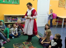 Lekcje w ramach programu są spotkaniem z historią i dobrą muzyką. Na zakończenie można dotknąć eksponatów przypominających minione dzieje 
