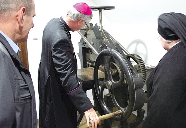  W udostępnionej części poddasza stoi m.in. zabytkowa maszyna introligatorska