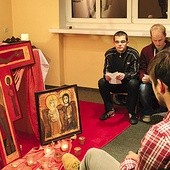  Koszalińscy licealiści i studenci spotkali się na modlitwie w kaplicy na plebanii. Śpiewali pieśni, wsłuchiwali się w słowo Boże i trwali w ciszy. Pierwszą część spotkania zakończyli zaniesieniem próśb do Boga, a w drugiej czytali Pismo Święte i rozmawiali o nim