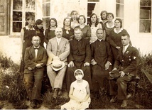Rok 1935. Ks. Jan Lenart (drugi z prawej) z członkami KSM.  Obok ks. Stanisław Rybka