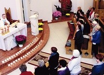  Modlitwie w kaplicy towarzyszyły w czasie rekolekcji zapalone znicze z imionami zmarłych