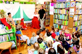  Biblioteka to dziś więcej niż wypożyczalnia. W placówce przy Nowym Świecie dzieci mogą uczestniczyć w niezwykłych spektaklach