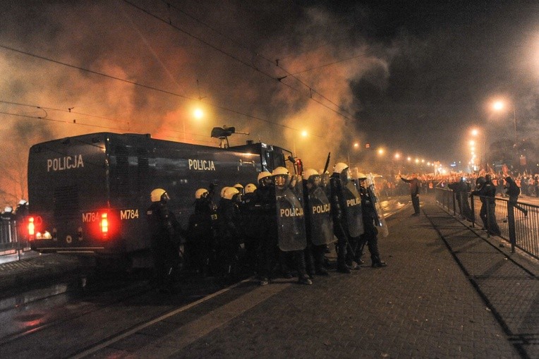 Zniszczenia po zamieszkach w stolicy - 90 tys. zł 