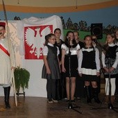 Patriotyczne przedstawienie przygotowali uczniowie Szkoły Podstawowej im. ks. Stefana Wojtyłki w Starej Wsi