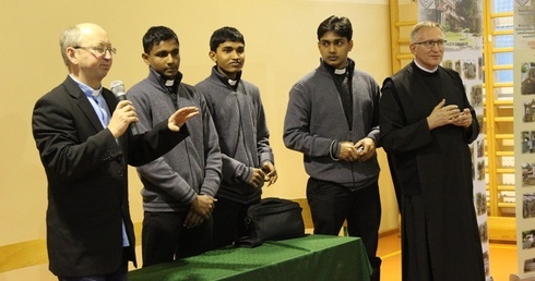 Ks. Józef Walusiak z gośćmi ze Sri Lanki  o. Mariuszem Michalikiem i lankijskimi klerykami