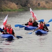 Uczestnicy spływu przyczepili do kajaków biało-czerwone flagi