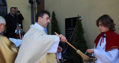 Tablica znajduje się na bocznej ścianie kaplicy Miłosierdzia Bożego przy kościele Wniebowzięcia NMP w Bystrej Śląskiej