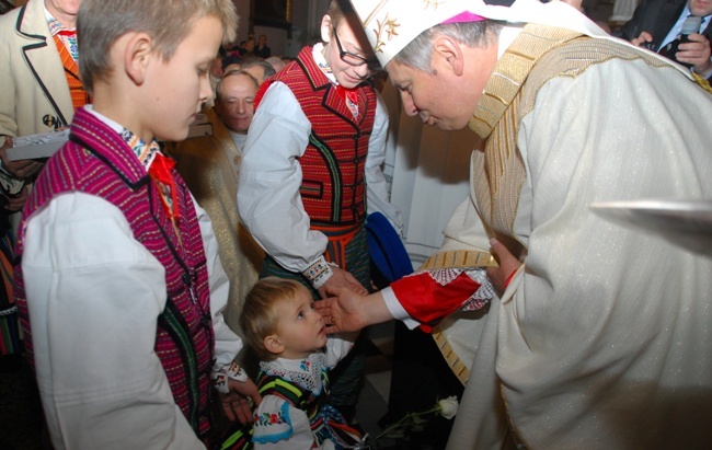 Ordynariusza witają młodzi i najmłodsi