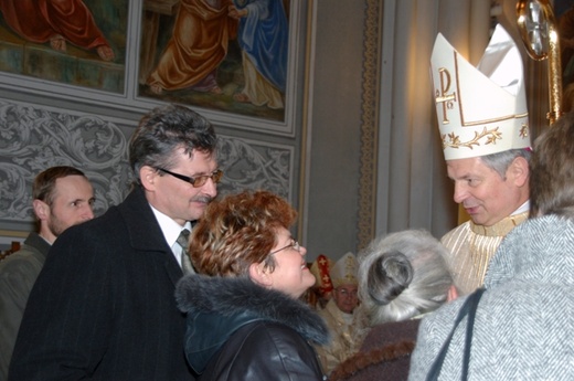 Pasterza witają przedstawiciele rodzin